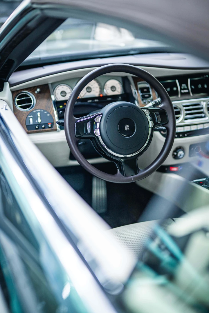 Rolls-Royce Dawn - image 3